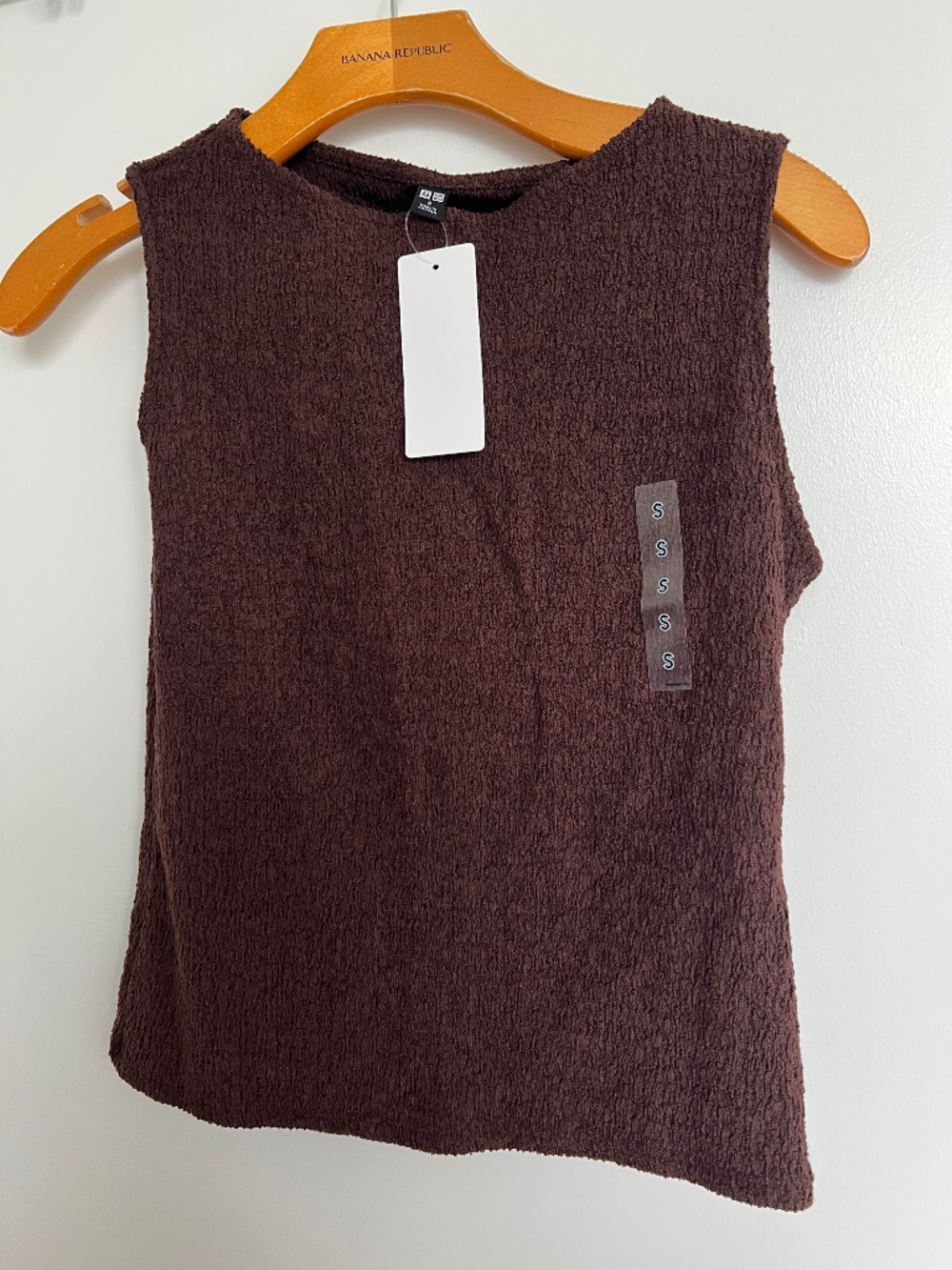 Uniqlo mocha boatneck ruffled sleeveless top